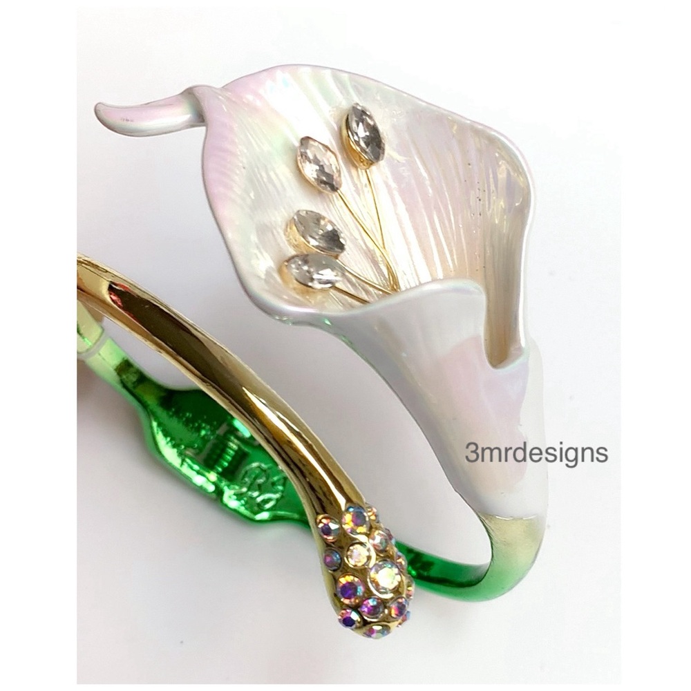 NWT Betsey Johnson 💋CALLA LILY Gold & Green Tone Glass Crystals Hinge Bangle